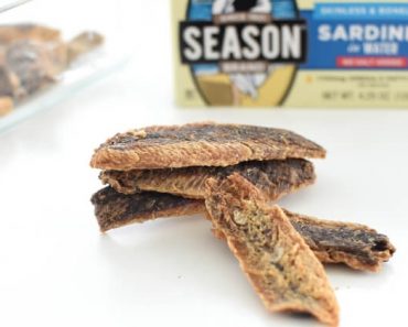 With just 1 ingredient, dog treat making doesn't get easier than this! These sardine crisps are crunchy, tail-wagging yummy, and incredibly healthy.